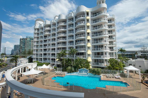 Broadbeach Holiday Apartments - Pubs and Clubs 0