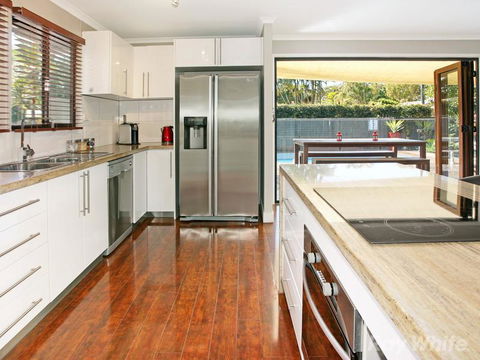 Beach House On Jones Parade, Central Coolum Beach - Pubs and Clubs 5