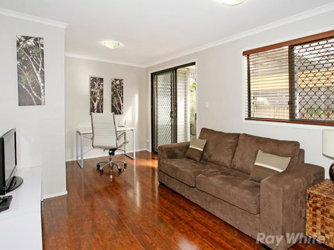 Beach House On Jones Parade, Central Coolum Beach - Pubs and Clubs 8