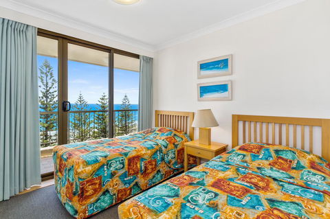 Columbia Beachfront Apartments On Rainbow Bay - Pubs and Clubs 36