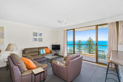 Columbia Beachfront Apartments On Rainbow Bay - Pubs and Clubs 39