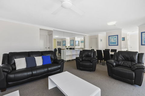 Columbia Beachfront Apartments On Rainbow Bay - Pubs and Clubs 21