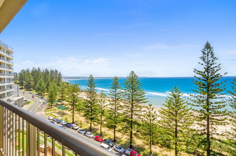 Columbia Beachfront Apartments On Rainbow Bay - Pubs and Clubs 26