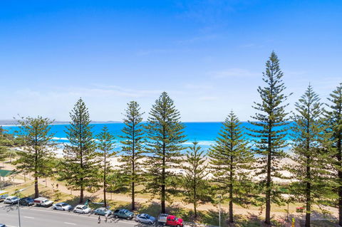 Columbia Beachfront Apartments On Rainbow Bay - Pubs and Clubs 40