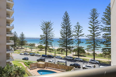 Columbia Beachfront Apartments On Rainbow Bay - Pubs and Clubs 18
