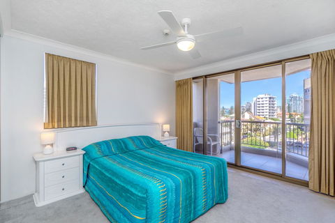 Columbia Beachfront Apartments On Rainbow Bay - Pubs and Clubs 17