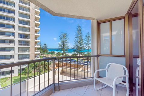 Columbia Beachfront Apartments On Rainbow Bay - Pubs and Clubs 14