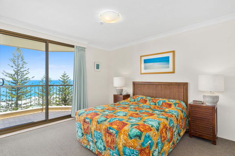 Columbia Beachfront Apartments On Rainbow Bay - Pubs and Clubs 34