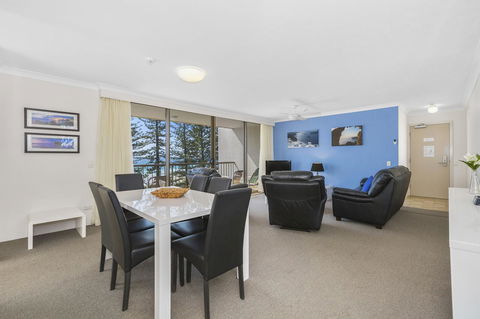 Columbia Beachfront Apartments On Rainbow Bay - Pubs and Clubs 23