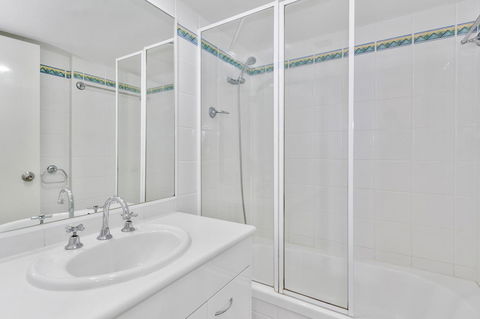 Columbia Beachfront Apartments On Rainbow Bay - Pubs and Clubs 37