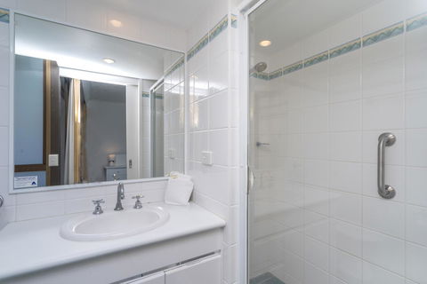 Columbia Beachfront Apartments On Rainbow Bay - Pubs and Clubs 16