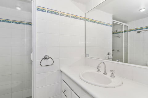 Columbia Beachfront Apartments On Rainbow Bay - Pubs and Clubs 31