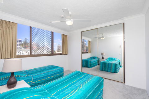 Columbia Beachfront Apartments On Rainbow Bay - Pubs and Clubs 11