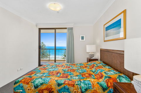 Columbia Beachfront Apartments On Rainbow Bay - Pubs and Clubs 33
