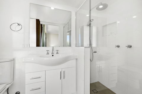 Columbia Beachfront Apartments On Rainbow Bay - Pubs and Clubs 19