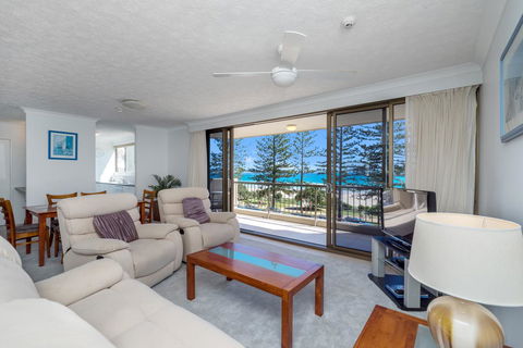 Columbia Beachfront Apartments On Rainbow Bay - Pubs and Clubs 12