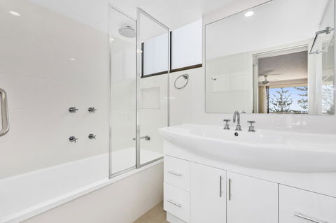 Columbia Beachfront Apartments On Rainbow Bay - Pubs and Clubs 24