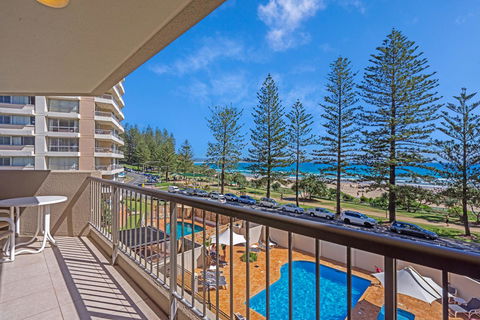 Columbia Beachfront Apartments On Rainbow Bay - Pubs and Clubs 6