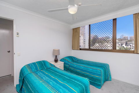 Columbia Beachfront Apartments On Rainbow Bay - Pubs and Clubs 10