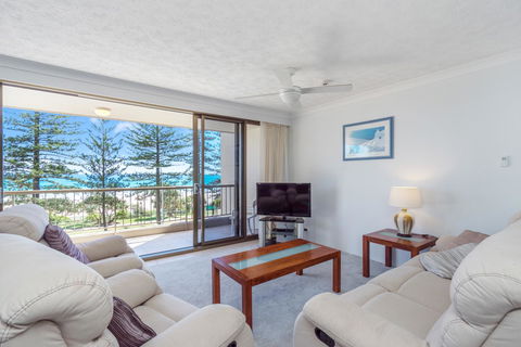 Columbia Beachfront Apartments On Rainbow Bay - Pubs and Clubs 8