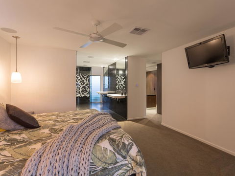 Rumrunner Resort - Go Out 24