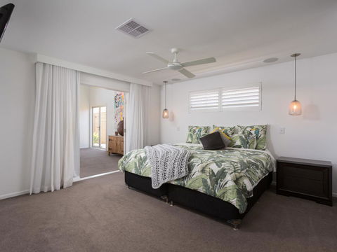 Rumrunner Resort - Go Out 23