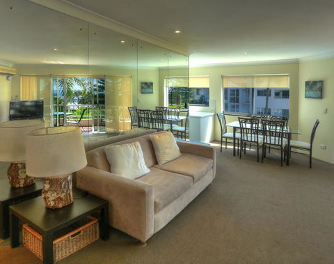 Le Beach Apartments - Pubs and Clubs 4