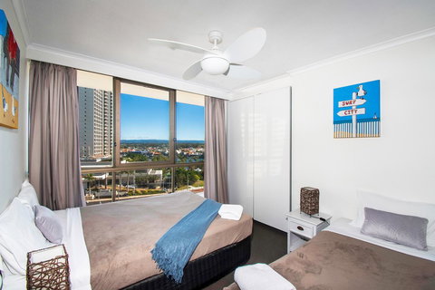 Seacrest Beachfront Apartments Surfers Paradise - Go Out 3
