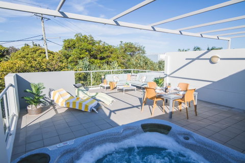 Coolum At The Beach - Pubs and Clubs 34