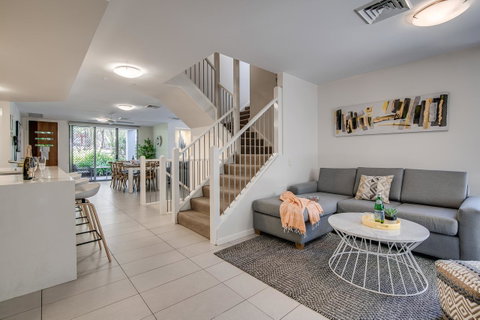 Coolum At The Beach - Pubs and Clubs 26