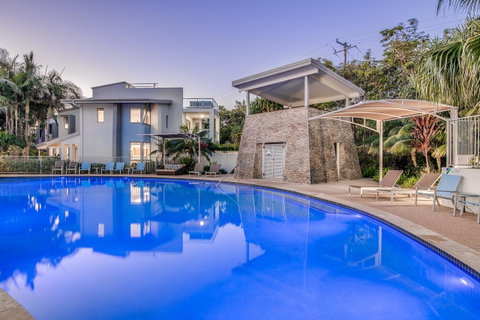 Coolum At The Beach - Pubs and Clubs 9