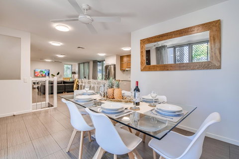Coolum At The Beach - Pubs and Clubs 27