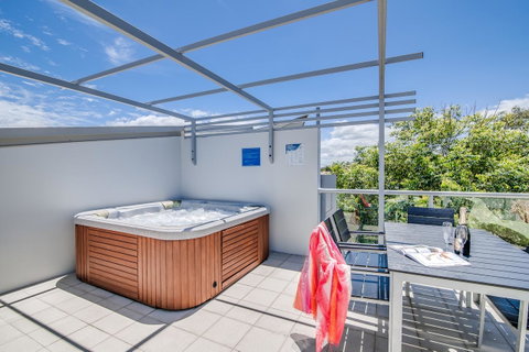 Coolum At The Beach - Pubs and Clubs 38
