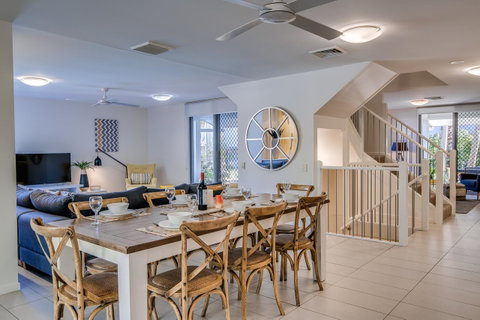 Coolum At The Beach - Pubs and Clubs 24