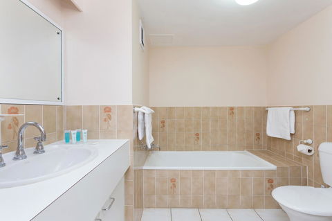 Capricornia Apartments - Pubs and Clubs 10