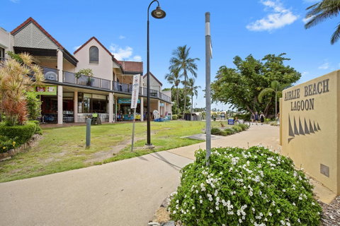 Montipora Unit 3 - In The Heart Of Airlie, Wi-fi And Netflix - Go Out 11