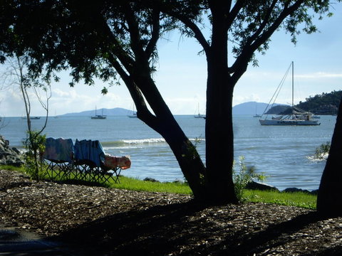 Montipora Unit 3 - In The Heart Of Airlie, Wi-fi And Netflix - Go Out 17