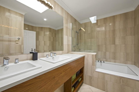 Montipora Unit 3 - In The Heart Of Airlie, Wi-fi And Netflix - Go Out 8
