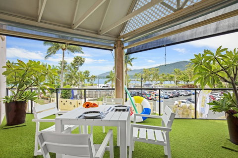 Montipora Unit 3 - In The Heart Of Airlie, Wi-fi And Netflix - Go Out 10
