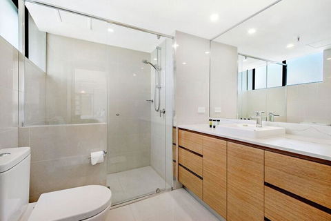 ULTIQA Beach Haven On Broadbeach - Pubs and Clubs 24