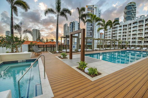 Qube Broadbeach Ocean View Apartments - Go Out 38
