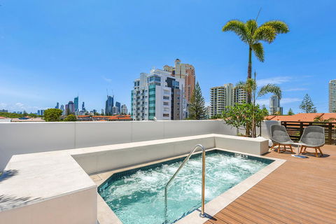 Qube Broadbeach Ocean View Apartments - Go Out 13
