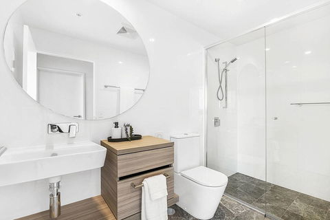 Qube Broadbeach Ocean View Apartments - Go Out 37