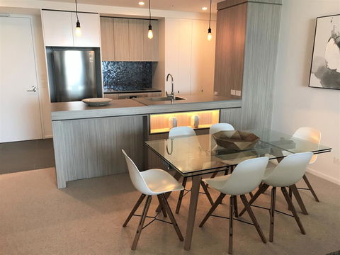 Qube Broadbeach Ocean View Apartments - Go Out 26