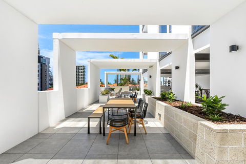 Qube Broadbeach Ocean View Apartments - Go Out 5