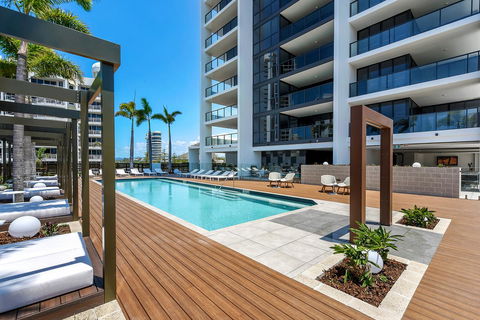 Qube Broadbeach Ocean View Apartments - Go Out 10