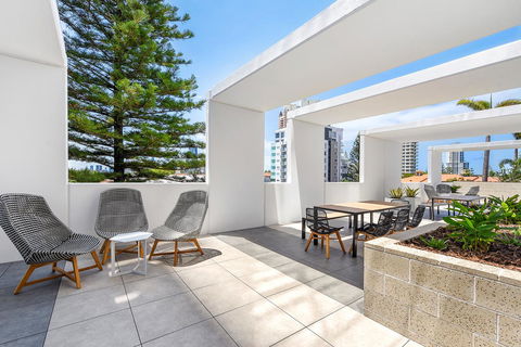Qube Broadbeach Ocean View Apartments - Go Out 4