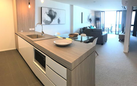 Qube Broadbeach Ocean View Apartments - Go Out 25