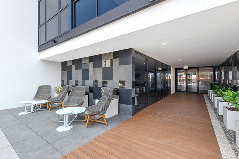 Qube Broadbeach Ocean View Apartments - Go Out 7