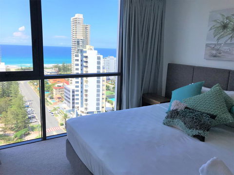 Qube Broadbeach Ocean View Apartments - Go Out 21